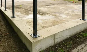 Solidne mocowanie słupków ogrodzeniowych do betonu. Solidna podstawa dla przyszłego ogrodzenia.