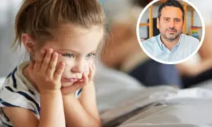 Niña pensativa en la cama, con un hombre en un círculo. Ideas para relajación para niños de 3 a 5 años.