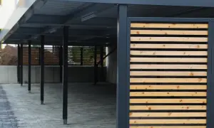 Moderne Holzlamellen verkleiden den Carport und schaffen eine ansprechende Optik.
