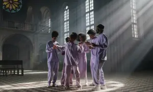 Grupa młodych ludzi w pastelowych strojach tańczy w kościele. Promienie słońca przebijają się przez okna, tworząc magiczną atmosferę. Czy to taniec w limbo?