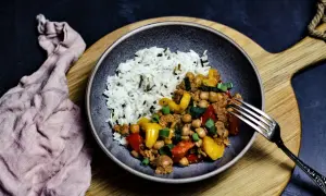 Herzhaftes Gericht mit Reis, Hackfleisch, Kichererbsen und Paprika. Ein leckeres Beispiel für Kichererbsen Rezepte.