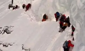 Bergsteiger kämpfen sich durch den steilen, eisigen Flaschenhals am K2.