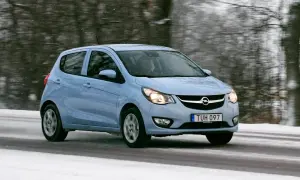 Ljusblå Opel Karl kör på en snöig väg.