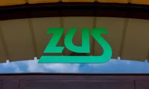 Zielone logo ZUS na szybie. To miejsce, gdzie Twoja waloryzacja kapitału początkowego nabiera realnych kształtów.