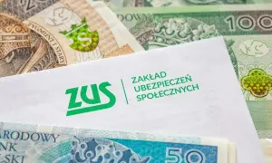 Koperta z logo ZUS na tle polskich banknotów. Symbolizuje ubezpieczenie chorobowe i finansowe bezpieczeństwo.