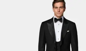 Eleganter Mann im Smoking mit Fliege, bereit für einen Anlass, bei dem "black tie optional" gilt.