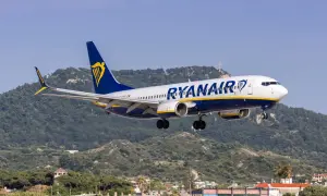Ryanair ląduje na Malcie, zbliżając się do zielonych wzgórz z krzyżem na szczycie.