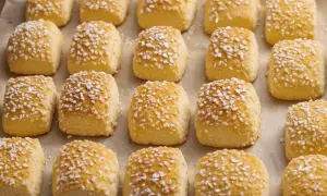 En hel bricka med gyllene, gammaldags mandelkubb, toppade med pärlsocker. Perfekta för fikat!