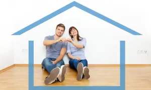 Glückliches Paar tauscht Schlüssel für ihr neues Zuhause. Ein Traum wird wahr: lebenspartner mietfrei wohnen lassen.