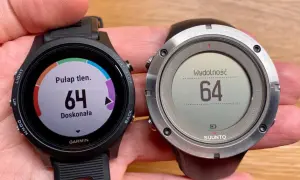 Porównanie zegarków sportowych: Garmin z kolorowym ekranem i pomiarem pułapu tlenowego oraz Suunto z monochromatycznym wyświetlaczem i wskaźnikiem wydolności.