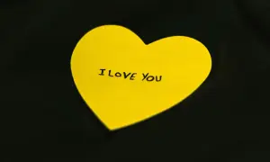 Un cuore giallo con scritto "I LOVE YOU". Un promemoria visivo per coltivare l'amor proprio e la psicologia del benessere.