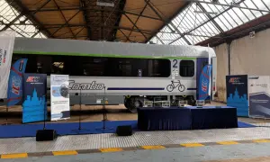 Nowy wagon PKP Intercity "Combo" z rowerem na zielonej górze w Bydgoszczy.