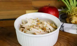 Cremiger Selleriesalat mit Walnüssen, ein köstliches selleriesalat rezept, serviert in einer weißen Schüssel.
