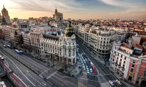 Edificio Metrópolis y calles de Madrid. Descubre 10 cosas que hacer en Madrid, desde pasear por Gran Vía hasta visitar museos.