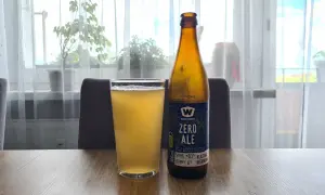 Szklanka i butelka piwa Waszczukowe Zero Ale, klasyka gatunku. Idealne piwo 1 na 100 dla tych, co cenią smak bez alkoholu.