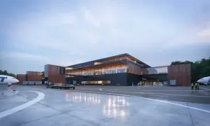 Nowoczesny terminal lotnisko Goleniów przyloty i odloty. Samoloty, bagaże i ludzie na płycie lotniska.