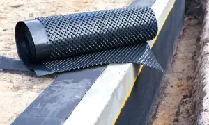 Jak położyć folię na fundament, aby uniknąć wilgoci i kosztownych napraw