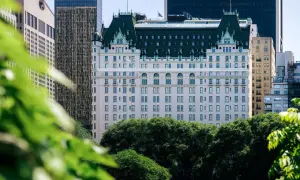 Ile kosztuje noc w hotelu Plaza? Ceny i ukryte opłaty, które musisz znać