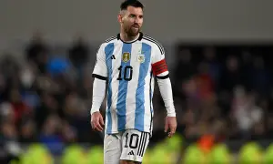 Lionel Messi w koszulce Argentyny, kraju, w którym gra, z numerem 10 na koszulce i spodenkach.