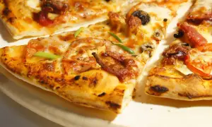 Ile kcal ma domowa pizza? Sprawdź, jak obniżyć kaloryczność