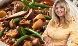 Gulasz z indyka Ewy Wachowicz z pieczarkami i fasolką szparagową. Pyszne danie, które zachwyci każdego.