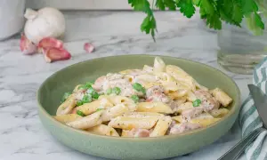 En krämig penne med ärtor och korv i en god pasta-sås. Perfekt för en snabb och smakrik middag.