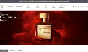 Elegancka butelka perfum Maison Francis Kurkdjian Baccarat Rouge 540 na tle czerwonych dymów.