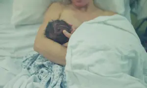 Mama tuli nowo narodzone dziecko. To piękny czas połogu, pełen czułości i bliskości.