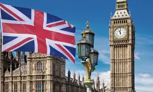 Big Ben i Parlament w Londynie, flaga Wielkiej Brytanii. Marzysz o pracy w Anglii dla Polaków? To miejsce może być Twoim nowym celem!