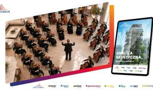 Orkiestra symfoniczna grająca w nowoczesnym wnętrzu, a obok tablet z analizą akustyczną budynków Saint-Gobain.