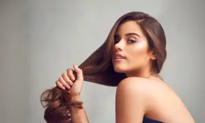 Mujer con cabello largo y sedoso, demostrando el resultado de un excelente cuidado del cabello.
