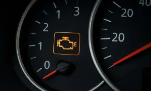 Voyant moteur allumé sur le tableau de bord, signalant un problème antipollution à contrôler.