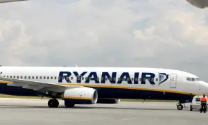 Samolot Ryanair na płycie lotniska. Pamiętaj o odprawie online ile przed wylotem, by uniknąć stresu.