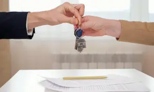 Przekazanie kluczy do mieszkania po podpisaniu umowy. Udany wynajem mieszkania!