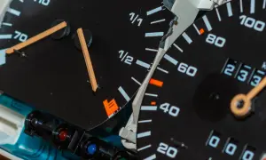 Zbliżenie na deskę rozdzielczą z prędkościomierzem i wskaźnikiem paliwa. Dowiedz się, jak podłączyć obrotomierz do diesla, analizując te wskaźniki.