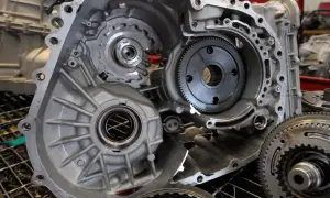 Rozłożona skrzynia biegów, widać koła zębate i elementy mechanizmu. Problem: nie można wrzucić biegu.