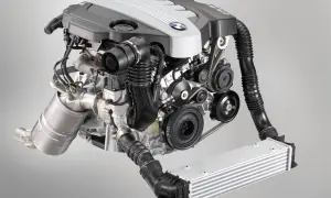 BMW N47 motor med kamkedjeproblem. Vilka årsmodeller drabbas? Här syns motorn med turbo och intercooler.