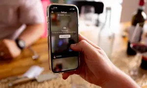 Dłoń trzyma telefon z aplikacją BeReal. To platforma, która zachęca do dzielenia się autentycznymi chwilami.