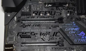 ROG STRIX B450-F GAMING Hauptplatine mit PCIe-Steckplätzen und einem Lithium-Akku. Ein BIOS-Update ist für optimale Leistung unerlässlich.