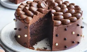 En saftig chokladtårta med chokladfrosting och dekorationer. Perfekt för alla som älskar choklad och letar efter ett gott chokladtårta recept.