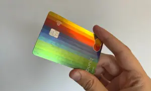 Bunte bunq Kreditkarte in der Hand. Positive bunq Erfahrungen mit diesem stylischen Design.