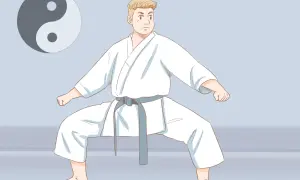 Chłopiec w białym karate gi, z szarym pasem, w pozycji bojowej. Obok symbol Yin i Yang. Poznaj nazwy sztuk walki.