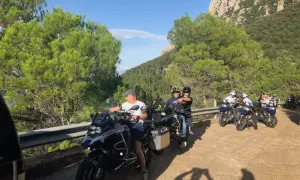Grupa motocyklistów na drodze z pięknymi widokami, podróż motocyklem po Sardynii.