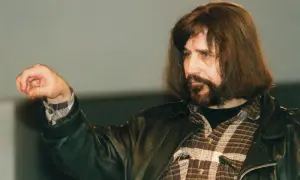 Czesław Niemen, jakby śpiewał "Sen o Warszawie tekst", z zaciśniętą pięścią i charakterystyczną fryzurą.