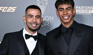 Mounir Nasraoui i młody piłkarz w eleganckich garniturach na gali.