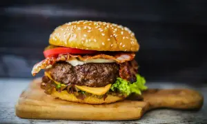 Soczysty burger z bekonem i serem. Idealny sposób, jak przyprawić mięso na hamburgery, by uzyskać ten smak!