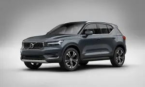 Elegancki, ciemnoszary Volvo XC40 prezentuje się na tle jasnej ściany, gotowy na miejskie wyzwania.