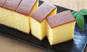Japońskie ciasto gąbka na czarnym talerzu. Zastanawiasz się, ile kcal ma japońskie ciasto gąbka?