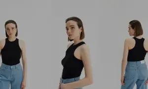 Modelka w czarnym topie z dekoltem typu halter i jeansach. Widok z przodu, z boku i z tyłu.