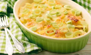 Herzhafte Kartoffel-Lauch-Auflauf-Rezepte: goldbraun überbacken, garniert mit Lauchringen. Perfekt für ein gemütliches Essen.
